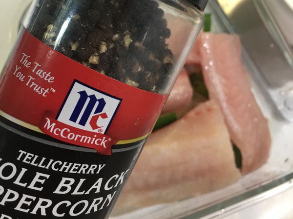 兩面灑上黑胡椒