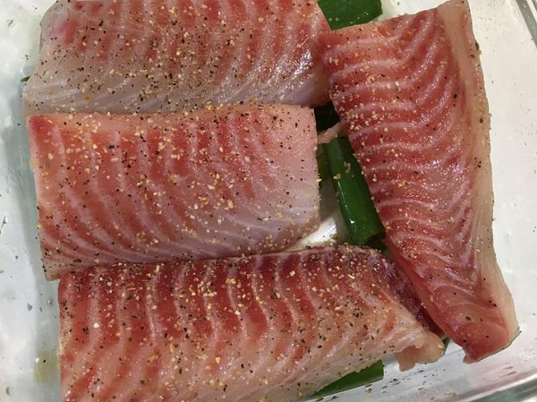 處理好之後放置冰箱，醃製約一個小時以上。