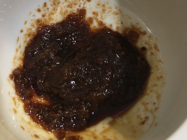 15克沙茶醬加3-5克醬油（薄鹽醬油尤佳），喇一喇放旁邊。