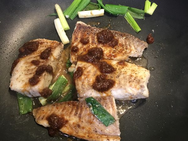 將調好的沙茶醬放入已熟的魚片上。
可加少許水，讓醬汁稀釋均勻。