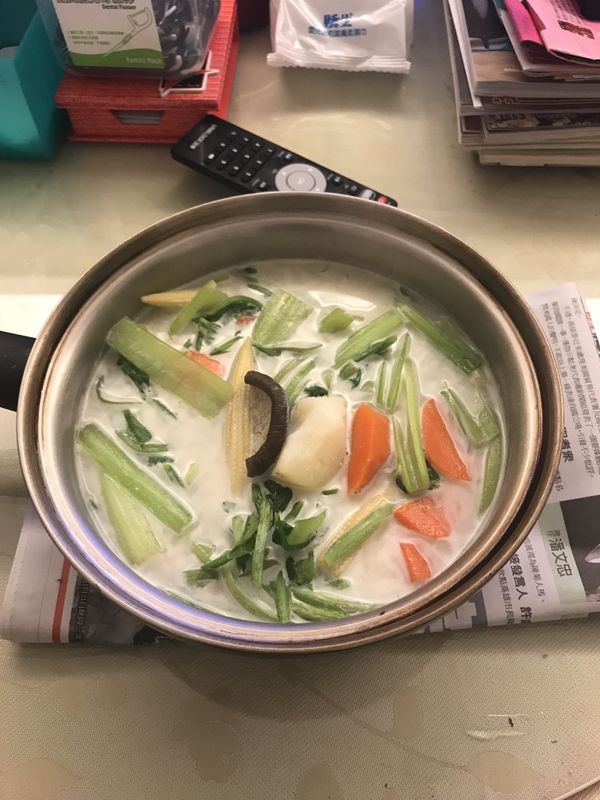 1煮至馬鈴薯、紅蘿蔔熟透，放入枸杞、玉米筍跟青菜
2.起鍋前加入調好的椰漿，然後就完成了!!!