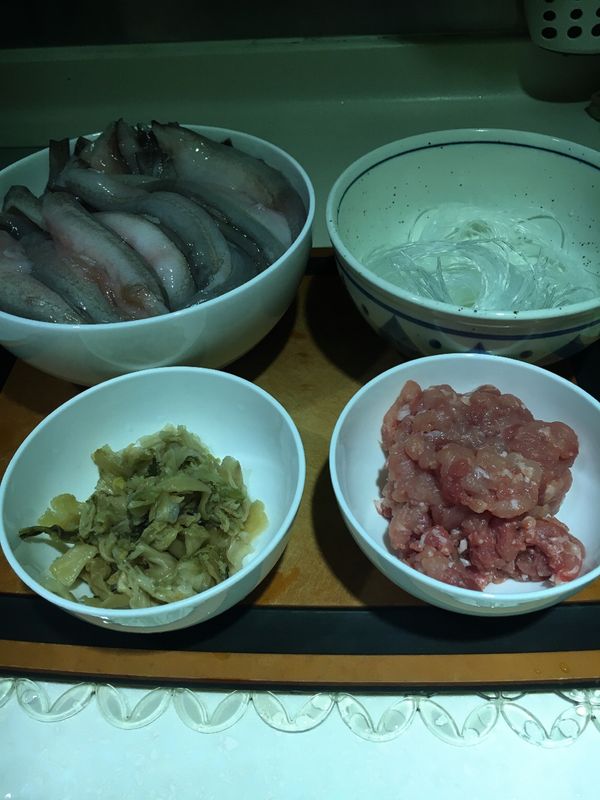材料：(3 - 4人份量)
九肚魚 1份(約2斤)
肉碎 4両(梅頭肉碎)
粉絲 1包(細包裝)
冬菜 3湯匙
清雞湯 1杯
蒜蓉 1湯匙
魚露 1湯匙
特濃麻油 1湯匙
黃糖 1/2茶匙