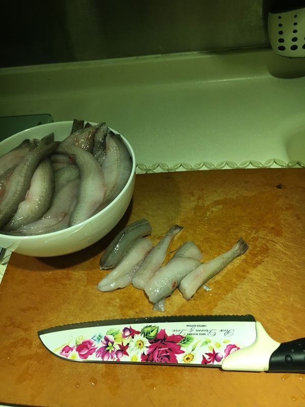 2. 九肚魚去頭及尾，開肚去腸，洗淨，瀝乾水份，切開2段，依次序拌入胡椒粉、鷹粟粉及油，備用。