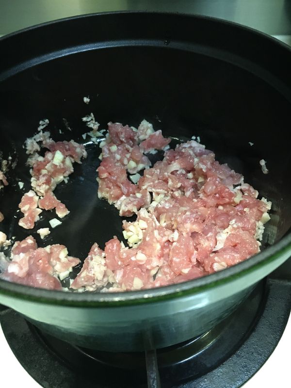 3. 肉碎加入胡椒粉及海鹽拌勻。