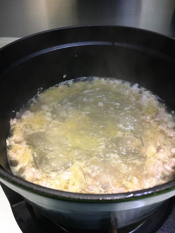 4. 冬菜浸水洗淨小砂，加入黄糖及油拌勻。