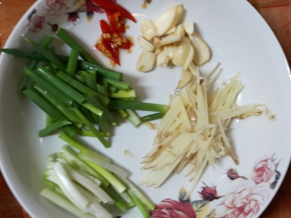 薑切絲，蒜切片，辣椒切片，蔥切段，蔥白跟蔥綠分開備用