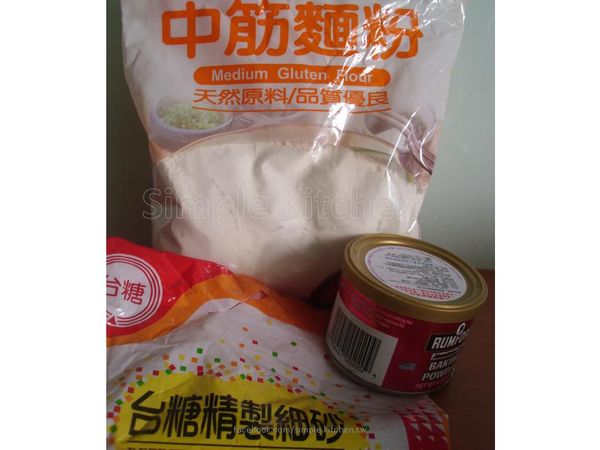 粉類材料 麵粉一杯 糖兩大匙 泡打粉兩小匙 混合之後就是簡單的鬆餅粉
鬆餅粉一杯 加一杯牛奶 一個蛋 還有一點融化的奶油 就可以下鍋煎囉