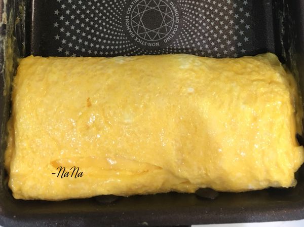 將蛋液分成三次倒入，捲成蛋捲。起士片第一和二次中間夾在蛋捲中。完成後務必放涼再切，切起來比較美觀。