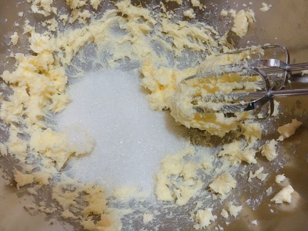 無鹽奶油用自動打蛋機打發呈毛絨狀後，加入砂糖繼續打發到奶油泛白。