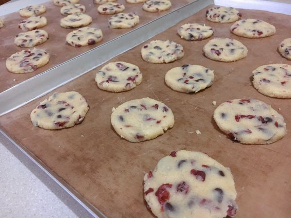 烤盤請鋪上防沾黏烤布或是烤紙，以免餅乾沾黏。
取約25公克的麵團搓揉成圓形，放置烤盤下壓扁平略整形（保留厚度約0.5cm）