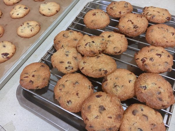 進烤箱烤25分鐘後出爐，移出烤盤放涼，就可以享用美味餅乾囉！🤟🤟