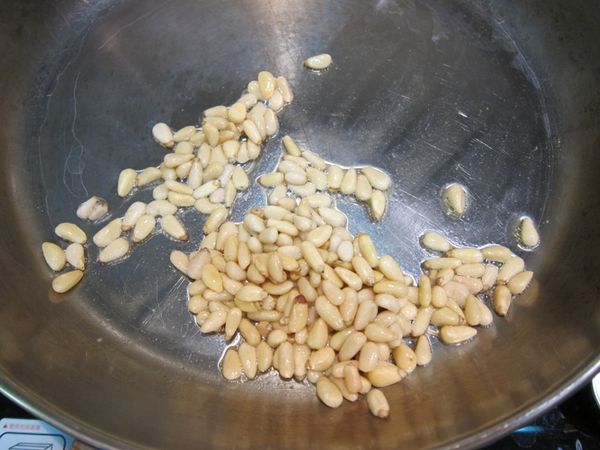 松子用橄欖油炒約兩分鐘，使之香味出來。