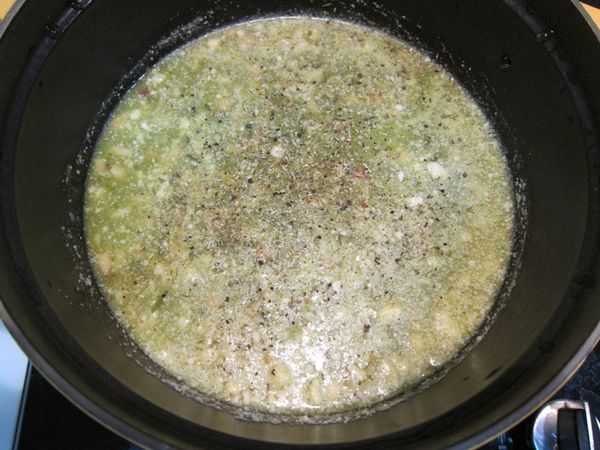 將炒香的松子及青醬通通放入鍋內、加入水及[調味料]