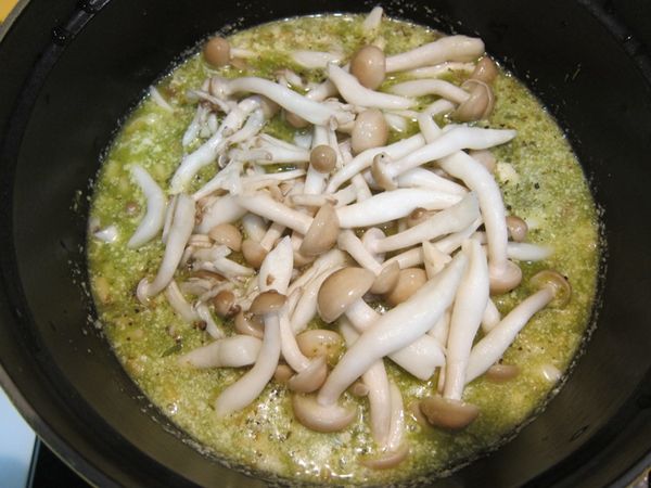 加入洗淨的鴻禧菇