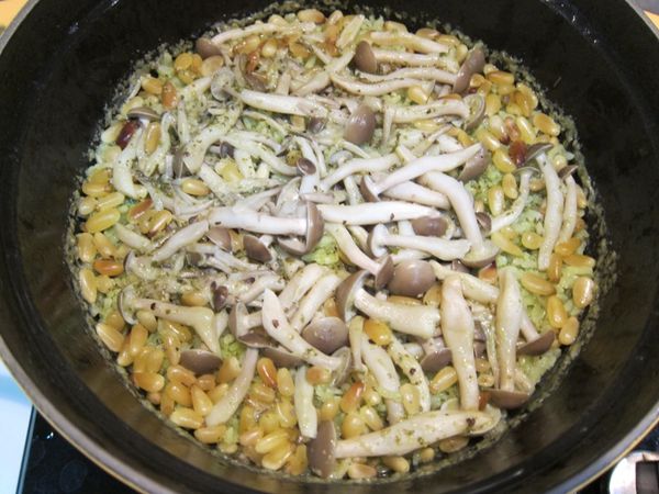 蓋鍋蓋中大火煮至冒煙，轉小火煮5分鐘關火，之後悶著至少10分鐘以上。