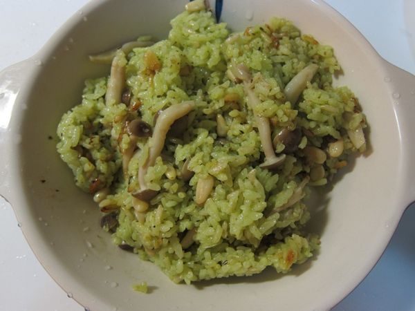 松子青醬野菇炊飯完成。