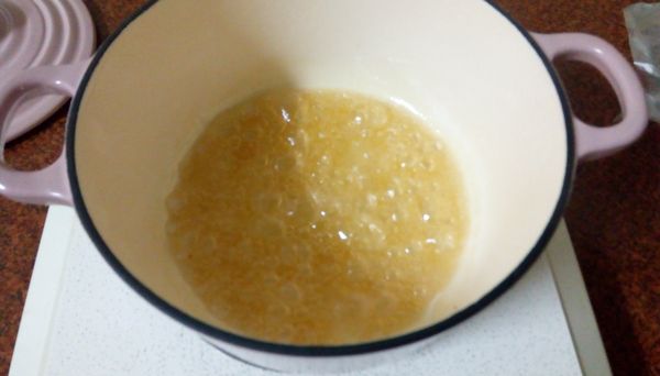 我用微波爐上面放鑄鐵鍋比較不容易沾鍋變黑(沒銅鍋),把所有食材:糖，鹽，麥芽糖，水全放入，不要攪拌至它滾有泡泡時。