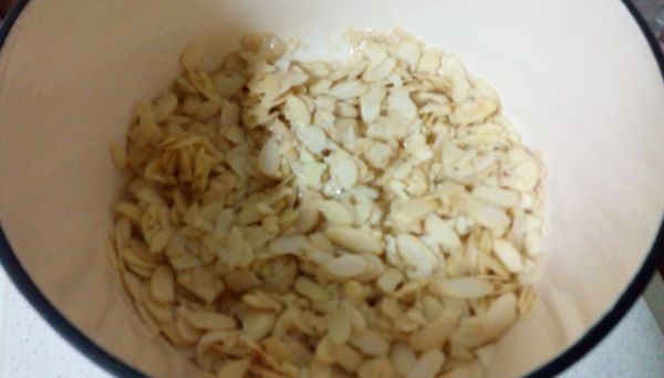 加入步驟1，炒香白芝麻拌勻15分鐘，後熄火。