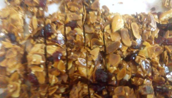 另方法::也可白糖25g=黑糖15g+白糖10g,食材:+蔓越莓乾+奇福餅乾，另一種味道。