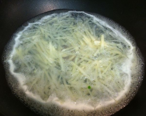 滾水中加入少許鹽，馬鈴薯絲丟進去川燙約1分鐘即可撈起。