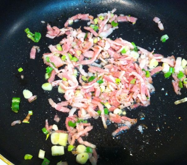 乾鍋將培根和蔥末加上少許的黑胡椒炒香。