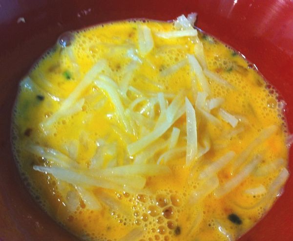 蛋打勻加入吸乾水份的馬鈴薯絲和培根香蔥。