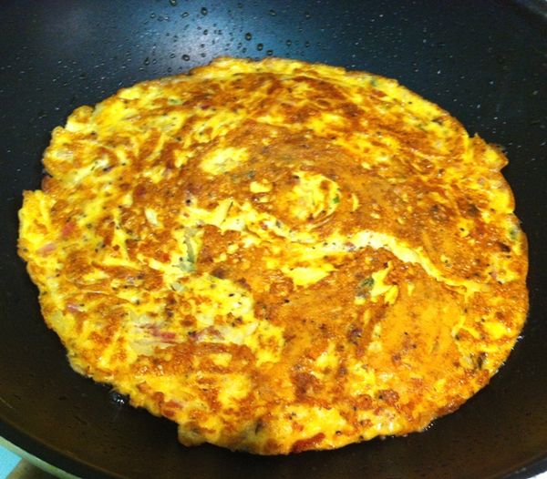 適量油熱鍋，將步驟6倒入，中小火煎到兩面金黃帶焦就完成嚕。