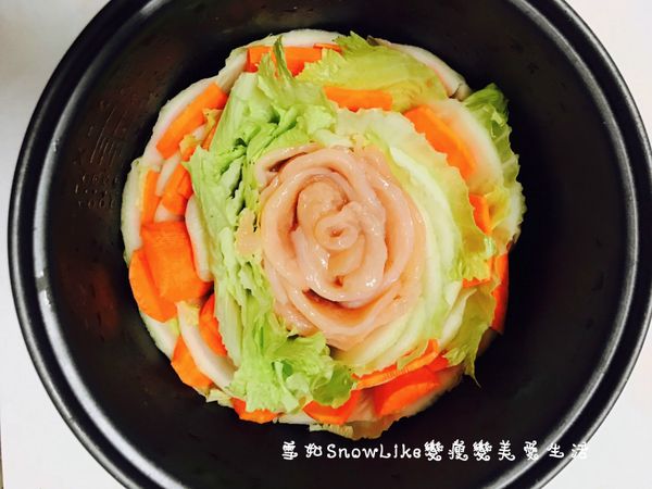 上層
我從外層開始沿著鍋邊排
一層一層變換材料疊加
如果雞胸肉不會做成玫瑰狀
那就一層一層排進去即可已
放入電鍋內
裡面只加了少許鹽、少許油、胡椒粉調味，加入400水
按下開關大約10分