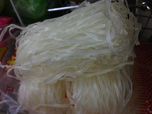 將冬粉用溫熱水泡開~~