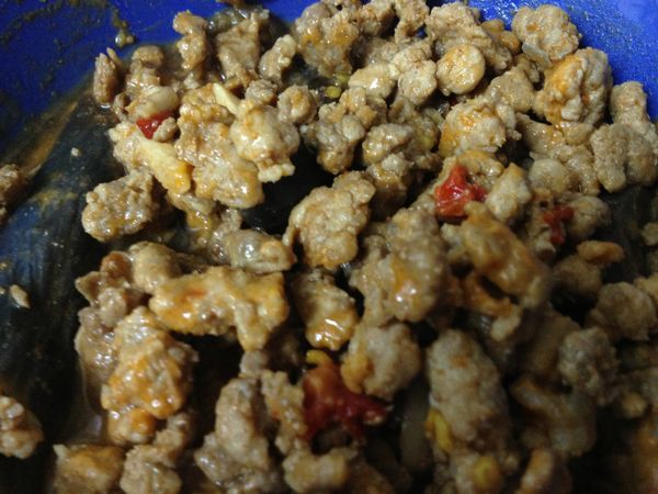 熱油鍋, 把辣椒和蒜頭爆香後, 加入絞肉炒熟^--^ 
再加入醬油, 清水1碗關小火約煮2分鐘...