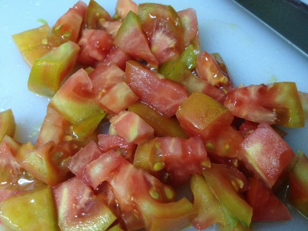 加入番茄丁翻炒均勻後, 再煮約1分鐘, 
讓她慢慢熟透釋放番茄紅素 :P