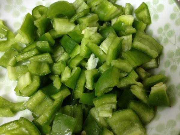 再加泡開粉絲及剩下的清水, 
將粉絲煮熟後, 再把青椒及魚肉加入悶煮約30秒...