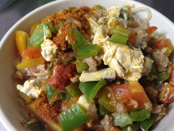 最後, 關火, 把蛋液澆在表面, 蓋上鍋蓋悶熟即可上桌!!!!