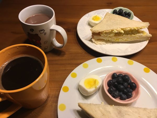 先用快煮壺煮水，煮沸後倒入鍋中，用湯杓將雞蛋從邊邊輕輕放入，避免破掉，用中火或小火繼續煮8-10分鐘。