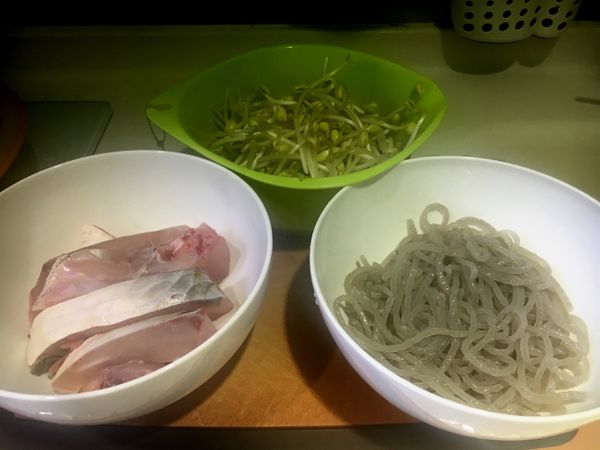 材料：
鯇魚腩 半個
大豆芽 半斤
紅薯粉 100g
蒜頭 4粒(拍扁)
乾辣椒 10隻
野生乾辣椒 10隻(可用乾辣椒代替)
指天椒 3隻（切圈)
清雞湯 1杯
料理酒 2湯匙
桂林辣椒醬 1湯匙
辣豆瓣醬 1湯匙
蠔油 1湯匙
黃糖 1湯匙
花椒 3茶匙