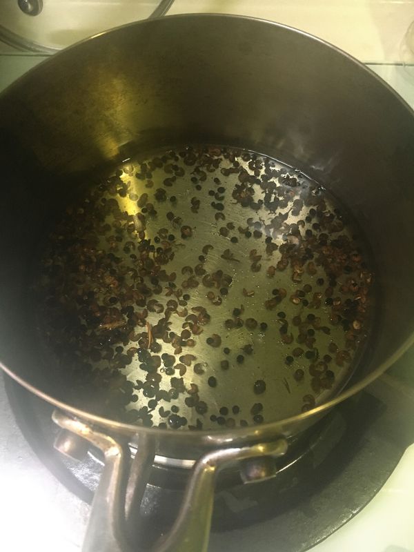 3. 用小煲放入清水大火煮滾，放入紅薯粉煮約4分鐘至軟，盛起，瀝乾水份，備用。