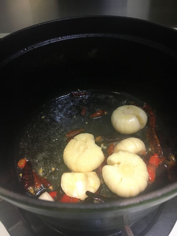 4. 用小煲下油5湯匙及花椒小火，煮至花椒散發香味，熄火，隔去花椒粒，花椒油備用。