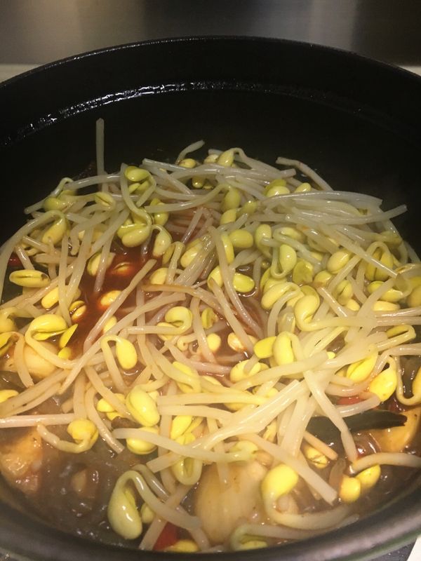 5. 燒紅鍋，下油，中大火炒香蒜頭、指天椒及乾辣椒，加入桂林辣椒醬及辣豆瓣醬炒約5分鐘；灑上料理酒，倒入清雞湯煮滾，加入糖及蠔油調至合適味道。