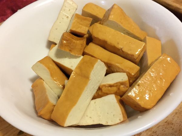 切好豆干下去煎 煎好盛起後對他放置play