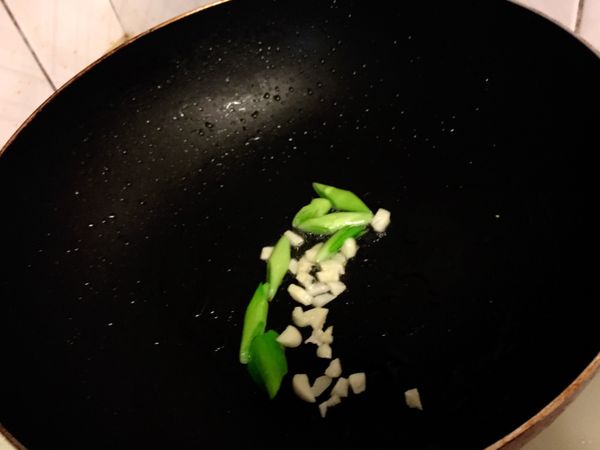 放油然後把蔥 蒜頭先炒香，接著把肉先丟
炒個40秒把剛剛放置play的豆干丟下去炒
馬上做調味 鹽一匙 醬油也一匙