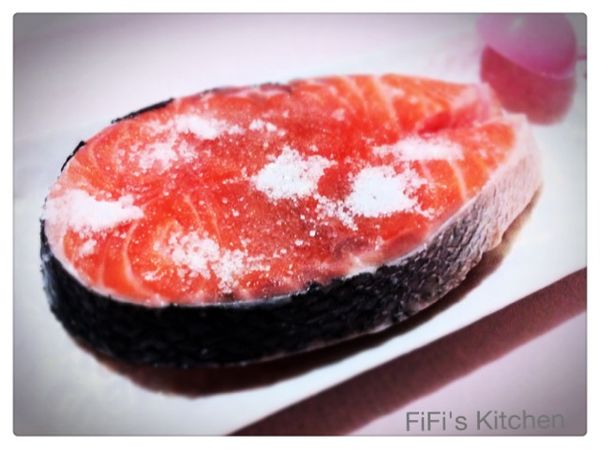 鮭魚洗淨，用紙巾擦乾，分別在鮭魚肉正反面均勻的灑上砂糖（正反面各1/2大匙），用雙手輕拍鮭魚肉，讓砂糖溶化吃進鮭魚肉裡面。