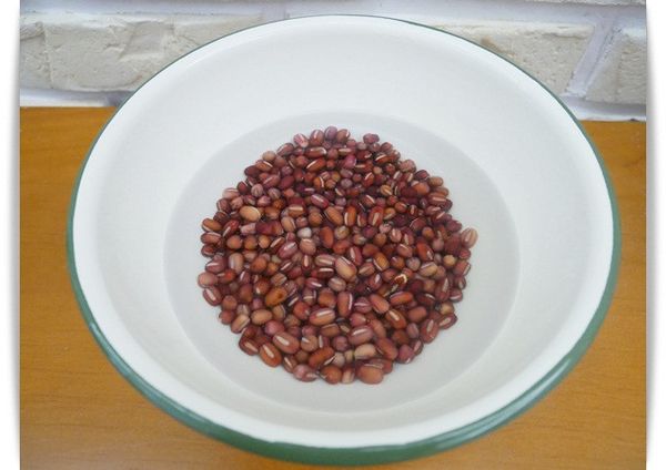 將紅豆洗淨後浸泡於水中約6-8小時。