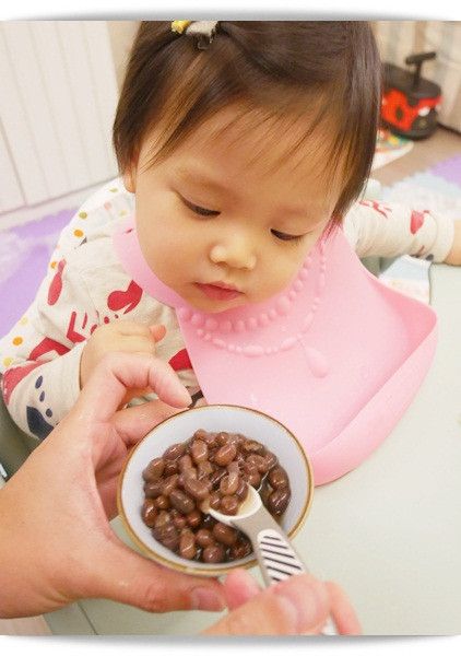第一次嚐試「紅豆湯」的Ingrid小妞似乎有點好奇 ♡ 紅豆外膜不好消化建議一歲前打泥再吃或是煮爛一點喔!!!