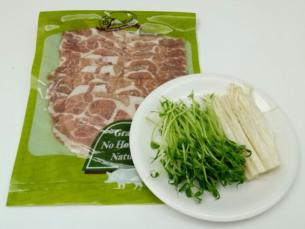 備好食材，洗淨蔬菜。