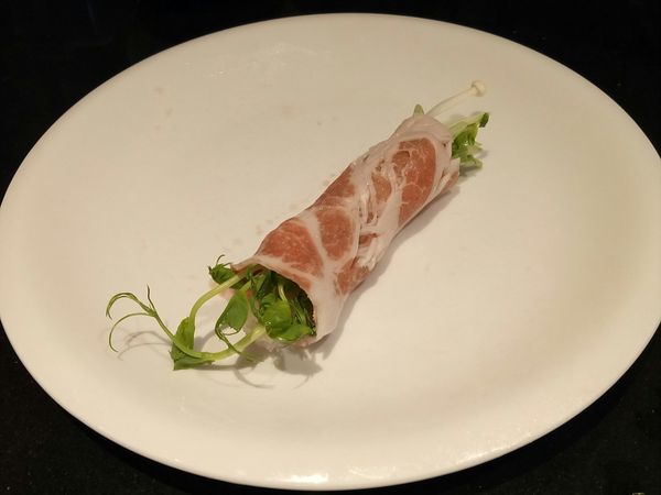 小心將肉片捲起。