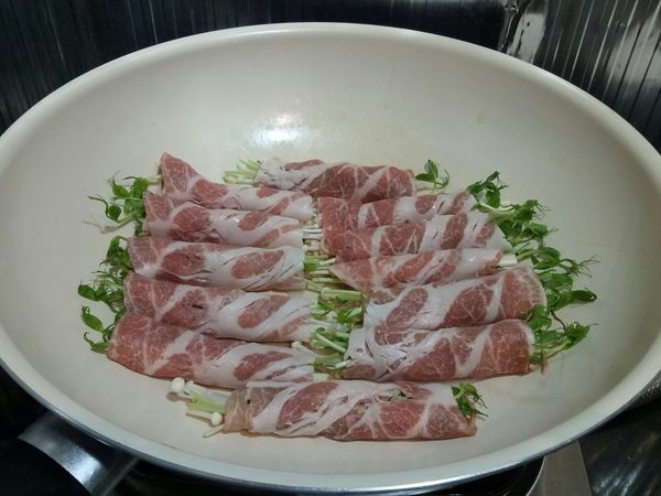 下油，放入肉片捲後再開火亦可。