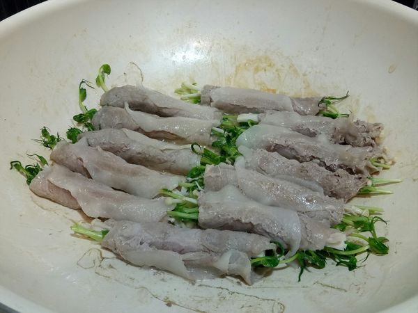 視肉片厚度，單面煎熟後，翻面再煎另外一面（中小火即可）。