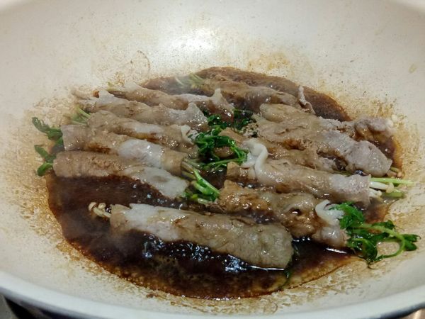 隨後倒入已調合均勻的醬汁繼續燒，待醬汁稍微收乾即可。