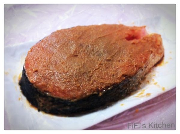 再來就是豪邁的把味噌ㄍㄡˊ上去!!不要猶豫,厚厚的ㄍㄡˊ一層，兩面都要厚厚的一層喔~ (一面約用了1大匙)