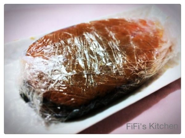 味噌抹好後，就用保鮮膜把它包起來，然後放進冰箱"冷藏"一天，醃的時間越久味噌就越入味，我建議如果真的來不及醃一天，至少也要醃2小時喔!